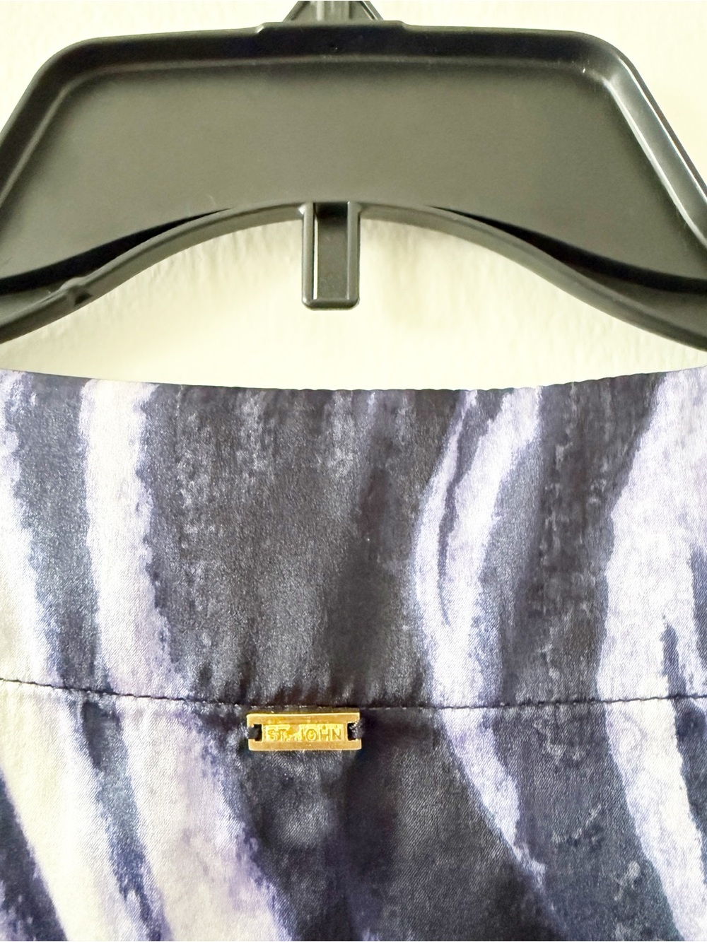 St. John Satin Silk Abstract Marble Print Long Sleeve Blouse Size Medium (M) - Picture 8 of 10